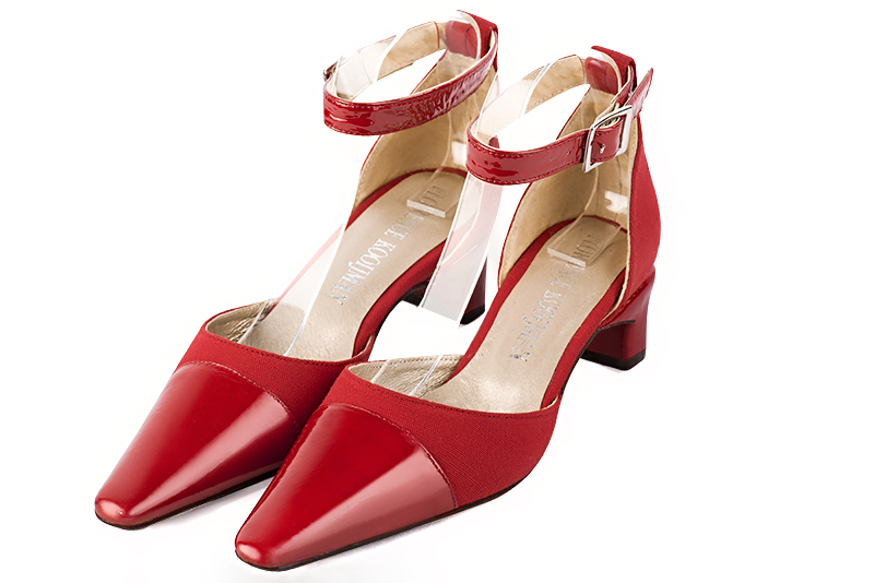 Scarlet red women's open side shoes, with a strap around the ankle. Tapered toe. Low kitten heels. Front view - Florence KOOIJMAN
